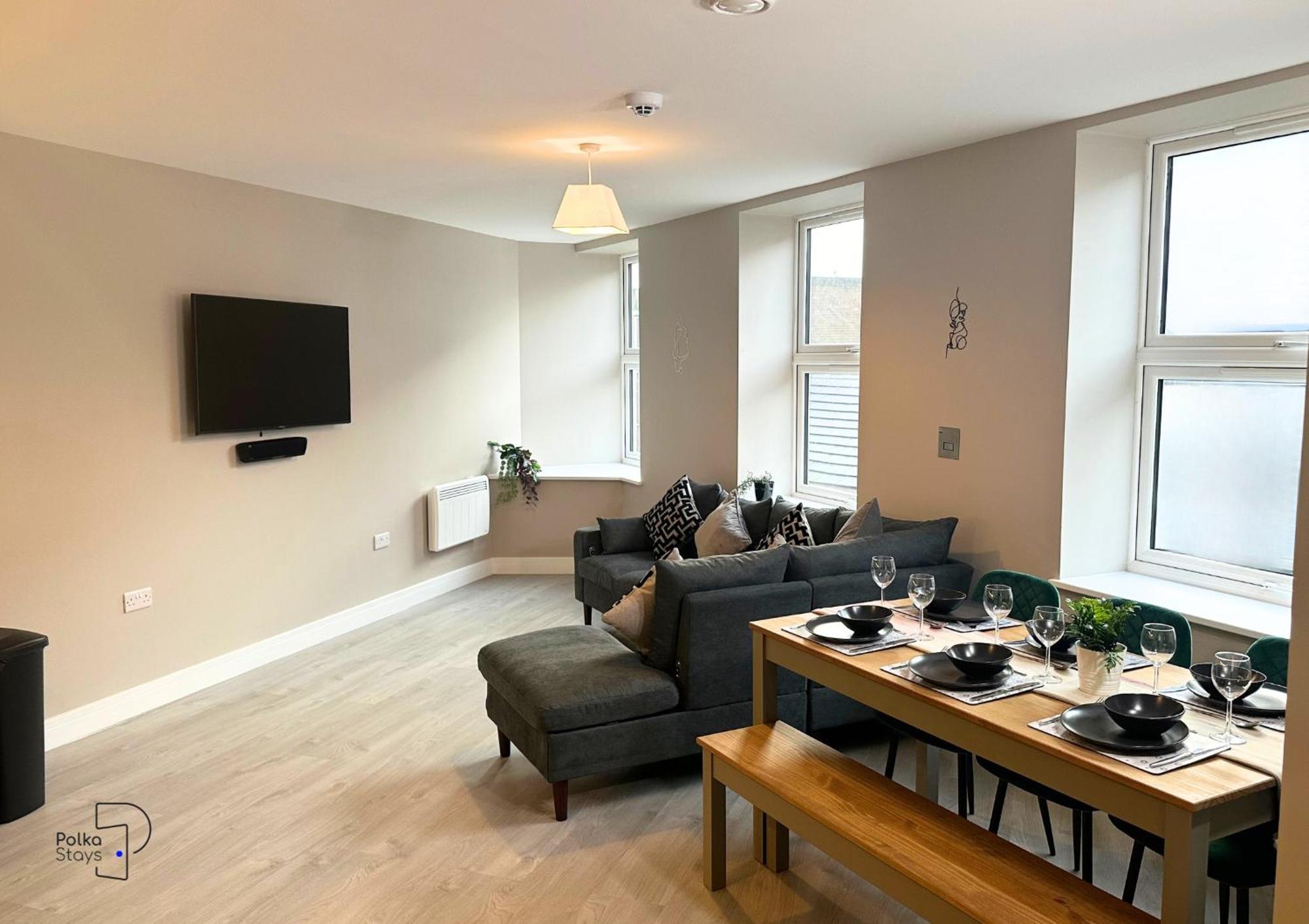 Hanley, Stoke - Modern Spacious By Polkastays Apartment *