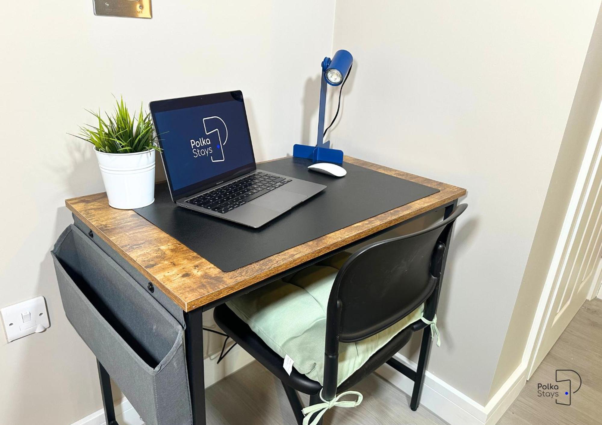 Hanley, Stoke - Modern Spacious By Polkastays