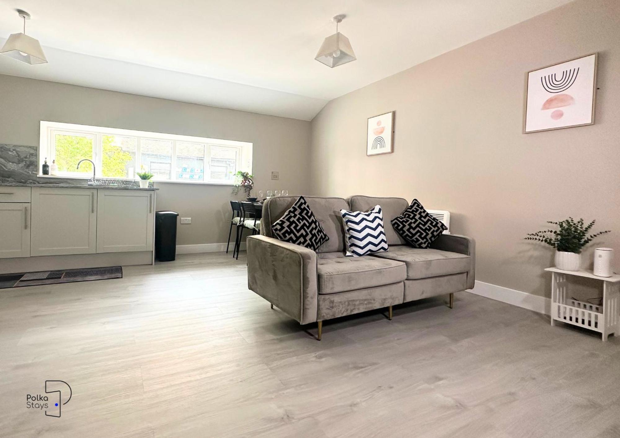 Hanley, Stoke - Modern Spacious By Polkastays Apartment *