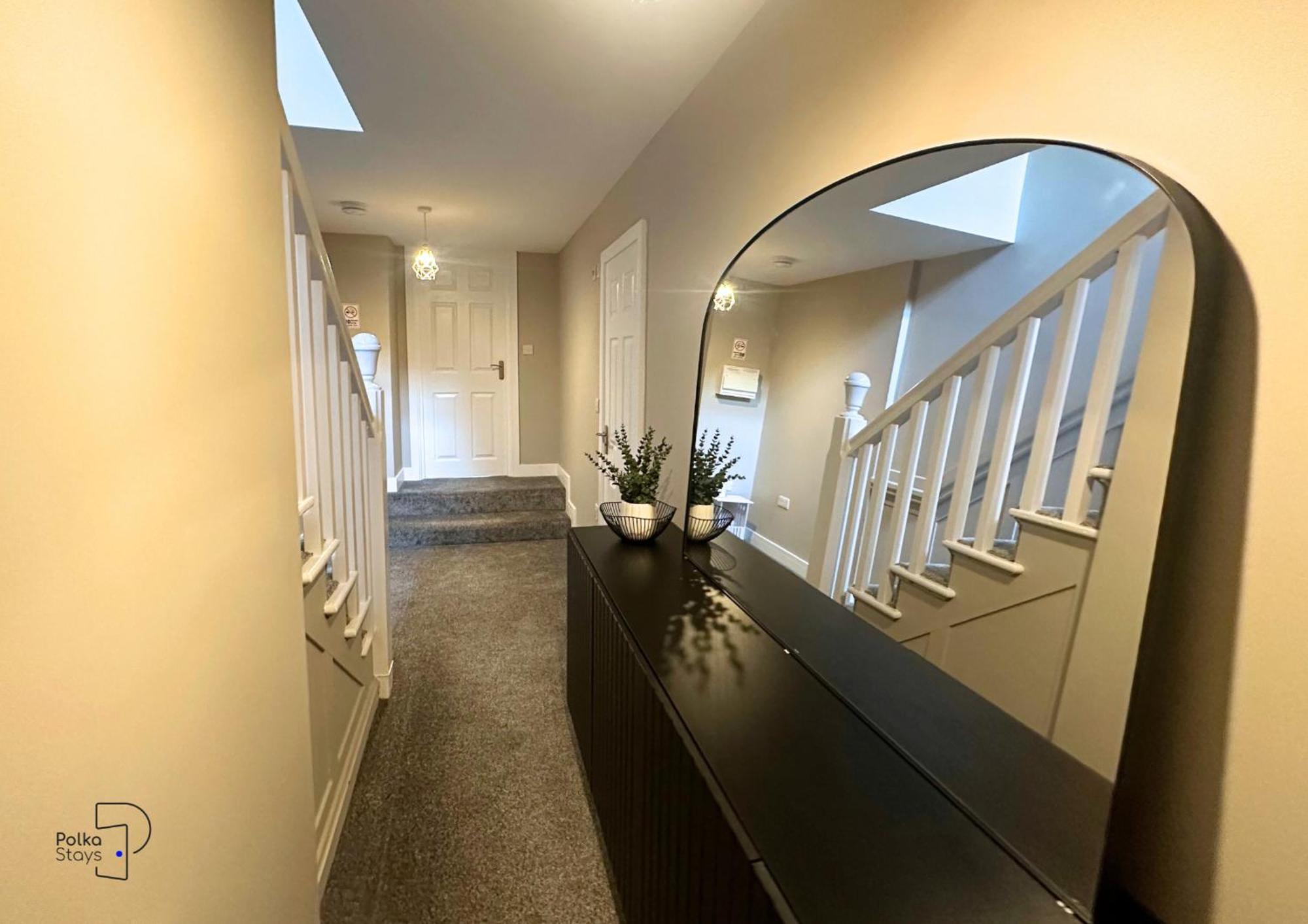 Hanley, Stoke - Modern Spacious By Polkastays