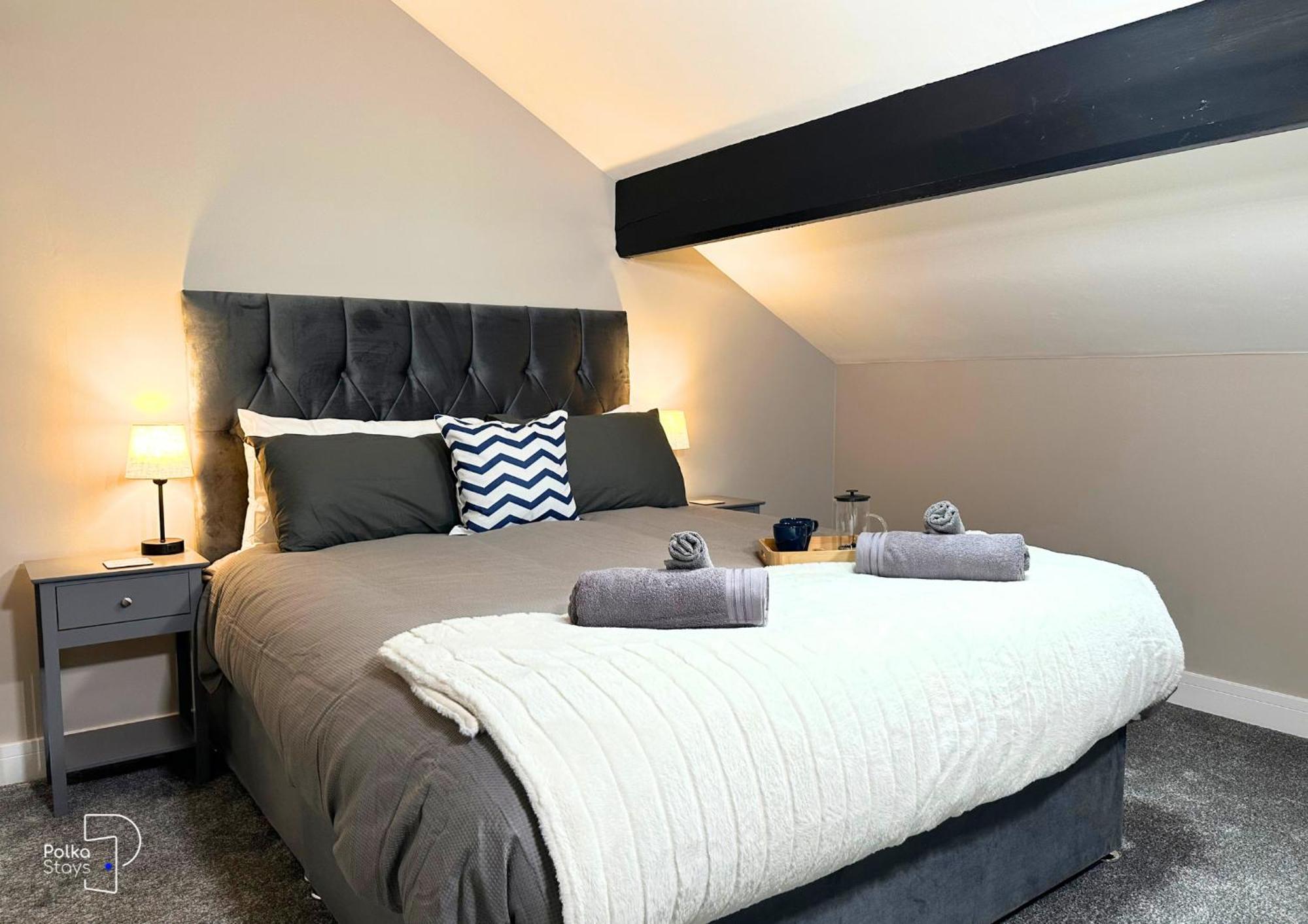 Hanley, Stoke - Modern Spacious By Polkastays Apartment *