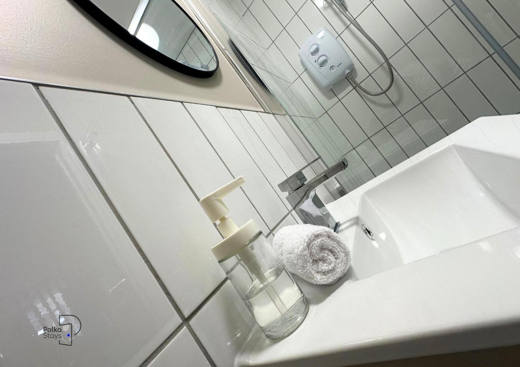 Hanley, Stoke - Modern Spacious By Polkastays Apartment *